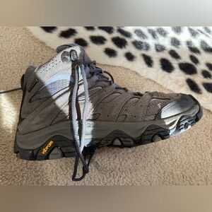very lightly used merrell waterproof hiking boots / shoes